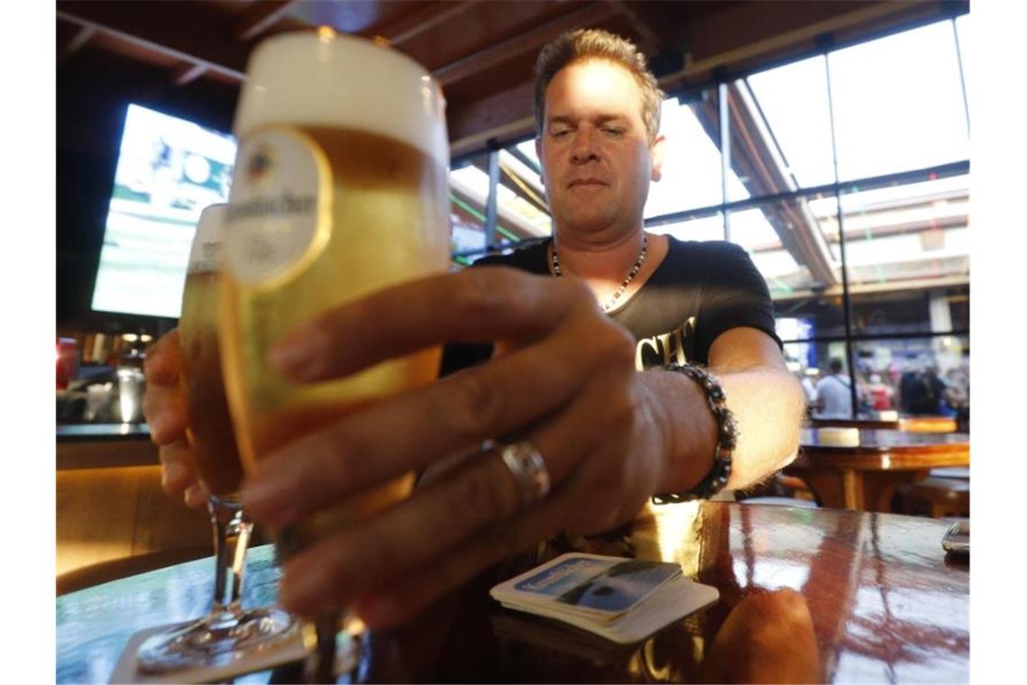 Ein Bier muss schon sein: Der deutsche Sänger Peter Wackel ist an der Playa de Palma ein Superstar. Foto: Clara Margais/dpa