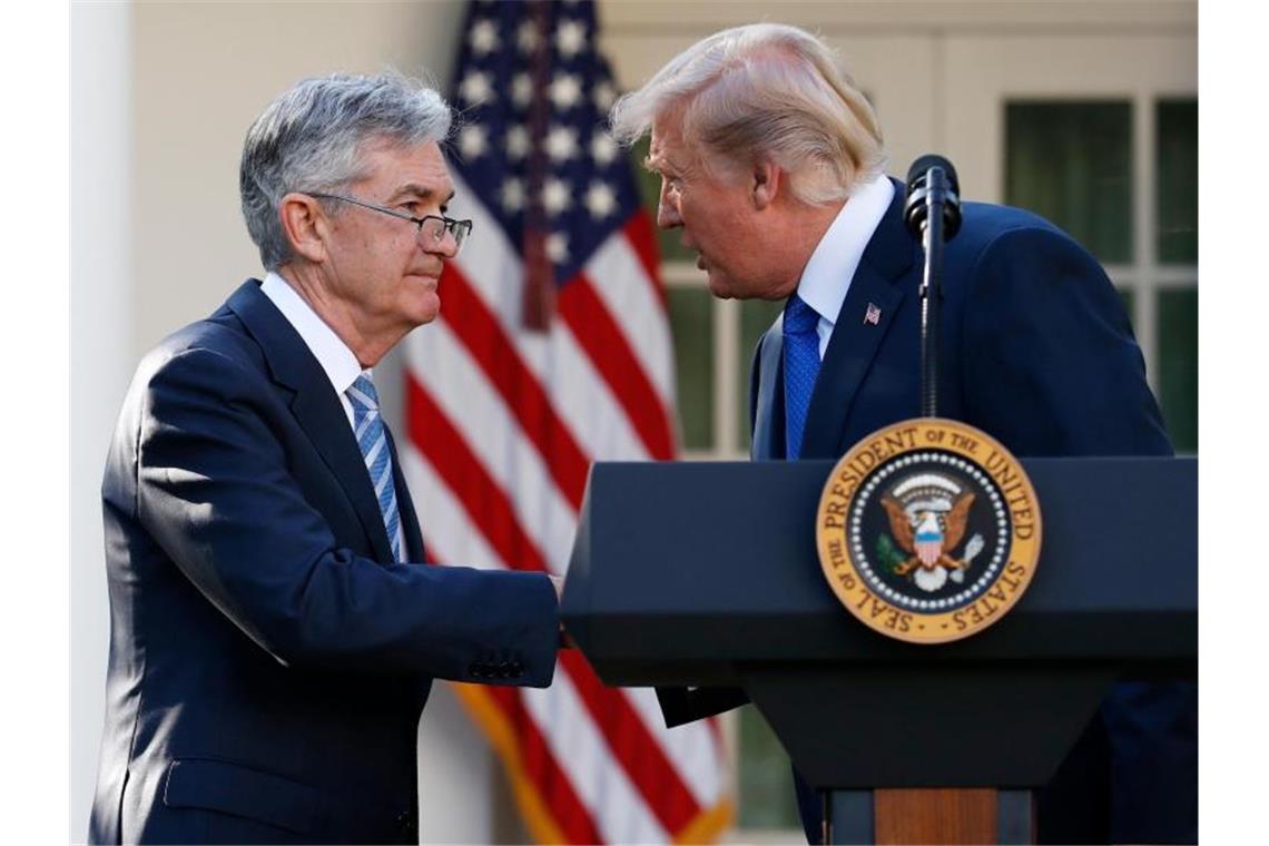 Ein Bild aus besseren Tagen: US-Präsident Donald Trump und der heutige Fed-Chef Jerome Powell (l) nach dessen Nominierung im November 2017. Foto: Alex Brandon/AP