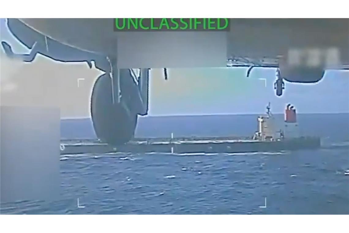 Ein Bild aus einem Video, das zeigen soll, wie ein Öltanker von US-Streitkräften beschlagnahmt wird. (Archivbild)