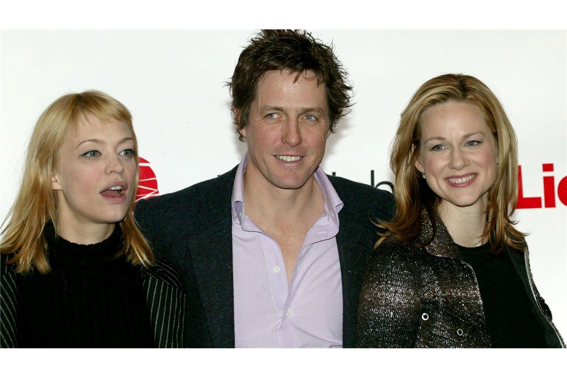 Heute lieber grantig statt romantisch: Hugh Grant wird 65 Ein Bild aus vergangenen "Romcom"-Zeiten: Hugh Grant mit Laura Linney und Heike Makatsch (links). (Archivbild)