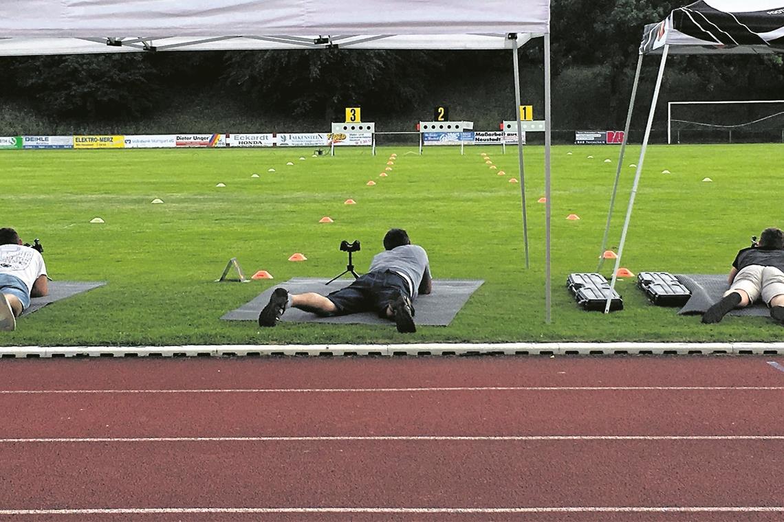 Auf den Spuren der Stars des Wintersports Ein Bild, das sich am Ende der Ferien in der Eugen-Adolff-Sportanlage bietet. Amateure, sie sich als Dreierstaffeln im Sommerbiathlon versuchen. Mitmachen dürfen Firmen und Vereine. Foto: privat