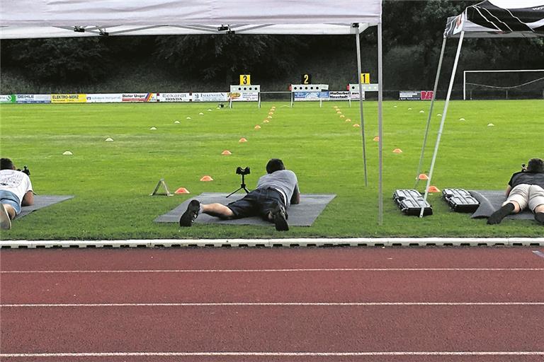 Ein Bild, das sich am Ende der Ferien in der Eugen-Adolff-Sportanlage bietet. Amateure, sie sich als Dreierstaffeln im Sommerbiathlon versuchen. Mitmachen dürfen Firmen und Vereine. Foto: privat