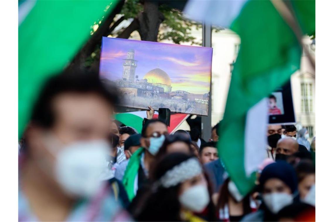 Ein Bild der Moschee auf dem Tempelberg wird bei einer Demonstration in die Höhe gehalten. Foto: Christoph Soeder/dpa/Archivbild