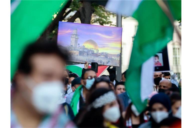 Ein Bild der Moschee auf dem Tempelberg wird bei einer Demonstration in die Höhe gehalten. Foto: Christoph Soeder/dpa/Archivbild