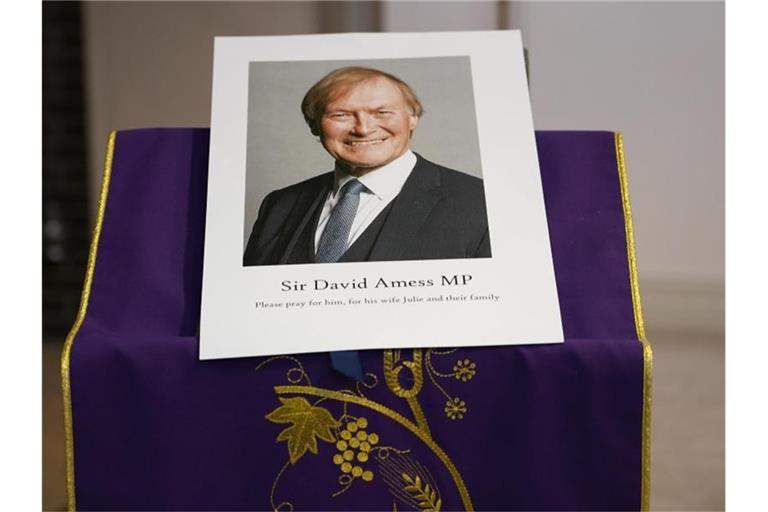 Ein Bild des ermordeten britischen konservativen Abgeordneten David Amess während einer Mahnwache in der katholischen Kirche St. Peters. Foto: Alberto Pezzali/AP/dpa