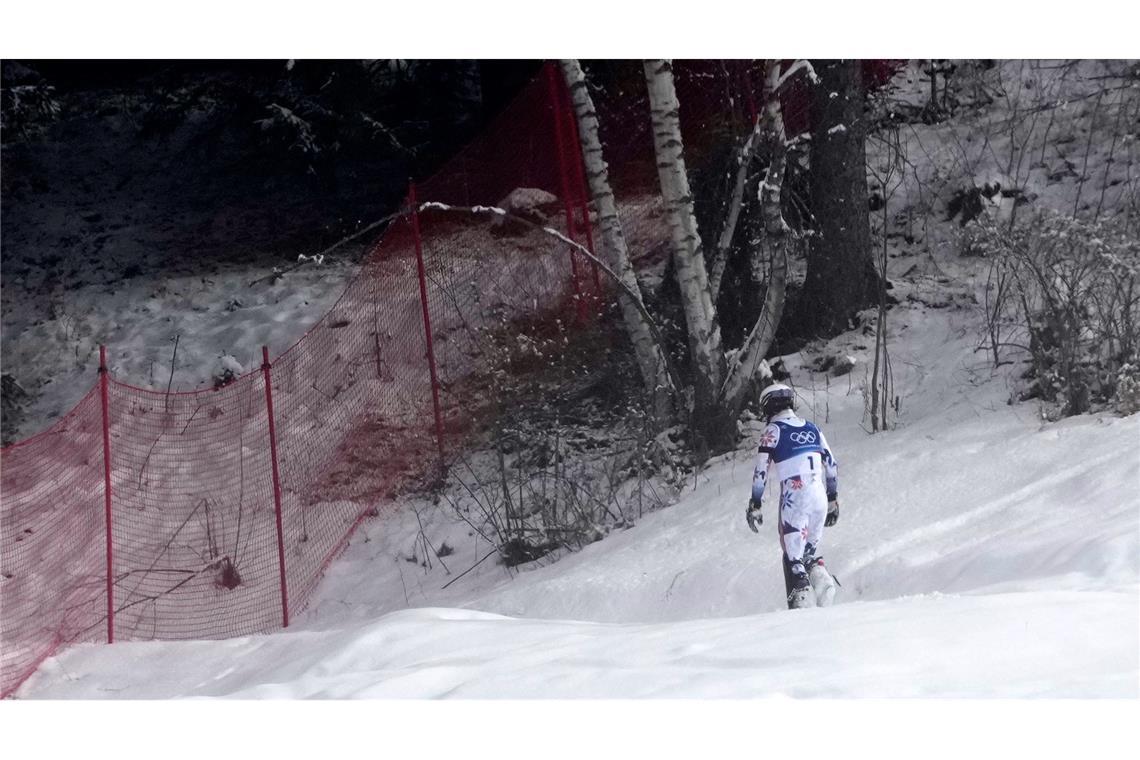 Ein Bild dieser Winterspiele: Atle Lie McGrath stapfte nach seinem Aus im Slalom einsam durch den Schnee in Richtung eines Waldstück.