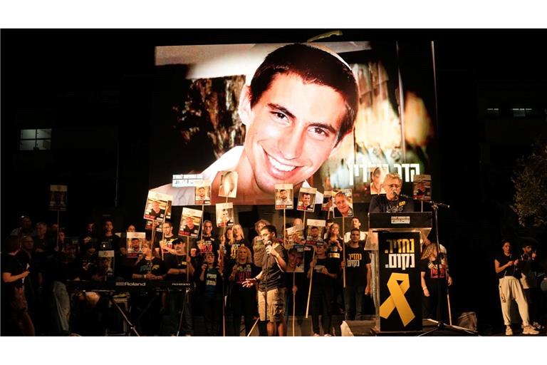 Ein Bild von Hadar Goldin bei Kundgebung in Tel Aviv.