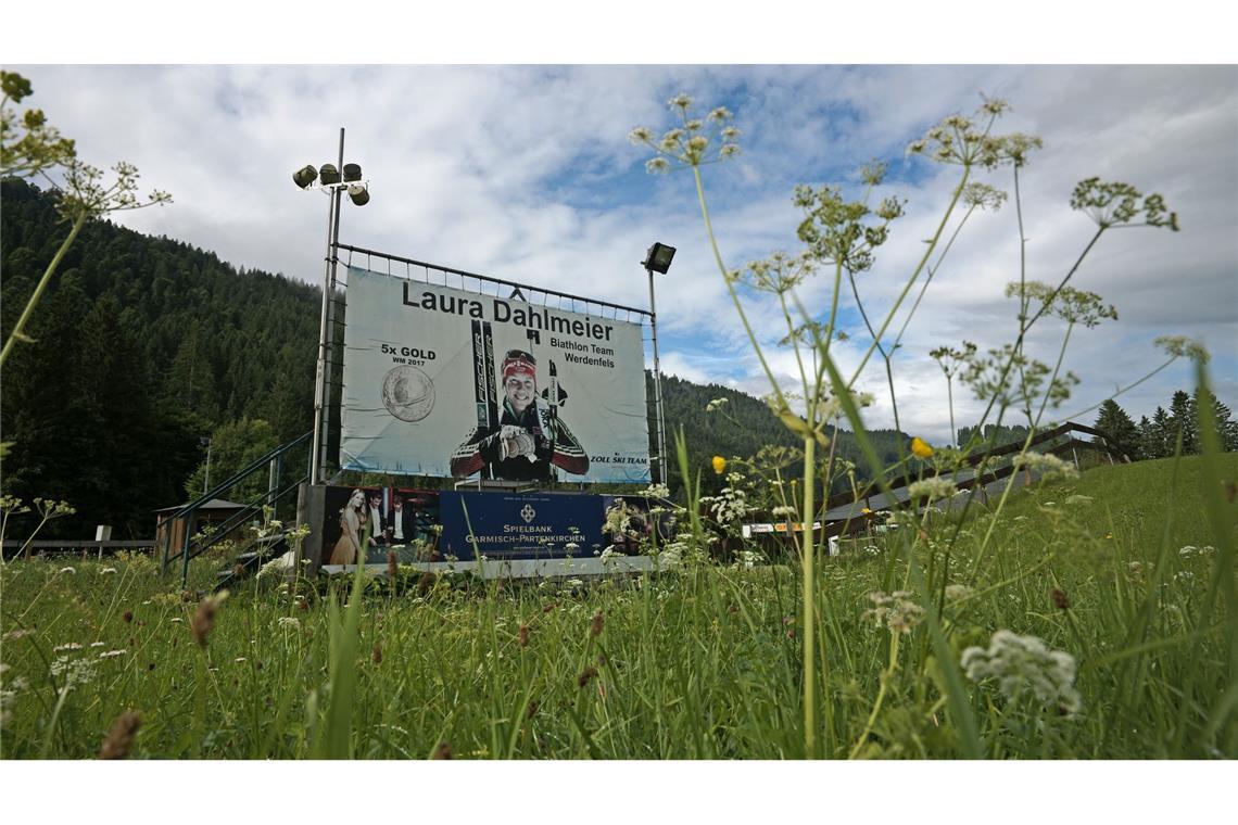 Ein Bild von Laura Dahlmeier steht am Biathlontrainingsgelände bei Garmisch-Partenkirchen.