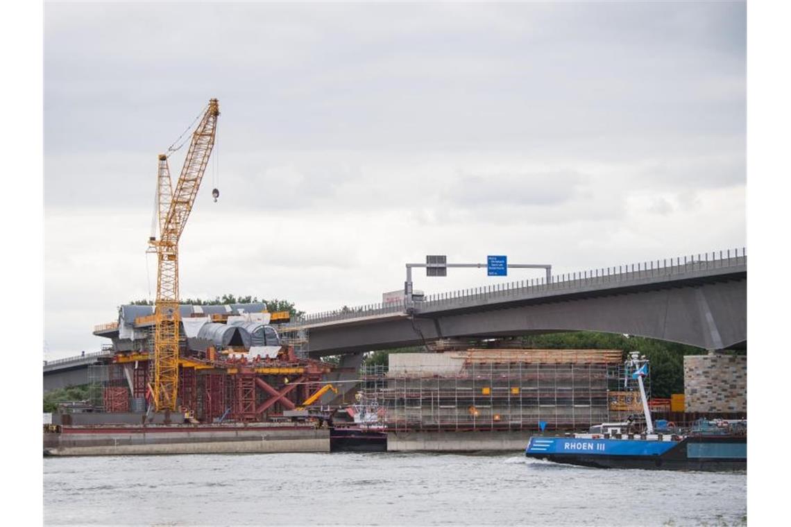 Ein Binnenschiff fährt an der Brückenbaustelle vorbei. Foto: Andreas Arnold/Archivbild