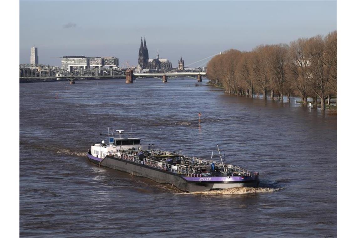Ein Binnenschiff fährt auf dem Rhein, im Hintergrund ist der Kölner Dom zu sehen. Foto: Oliver Berg/dpa