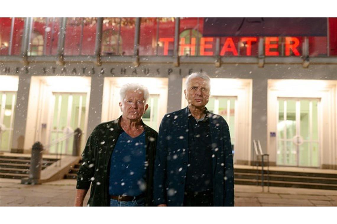 Ein bisschen Surrealität am Ende: Es schneit im Münchner Hochsommer.