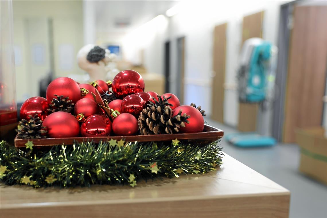 Ein bisschen Weihnachtsstimmung muss auch auf der Covid-Station sein. Die festliche Dekoration erfreut aber nur das Personal, die Patienten sind ins künstliche Koma versetzt.