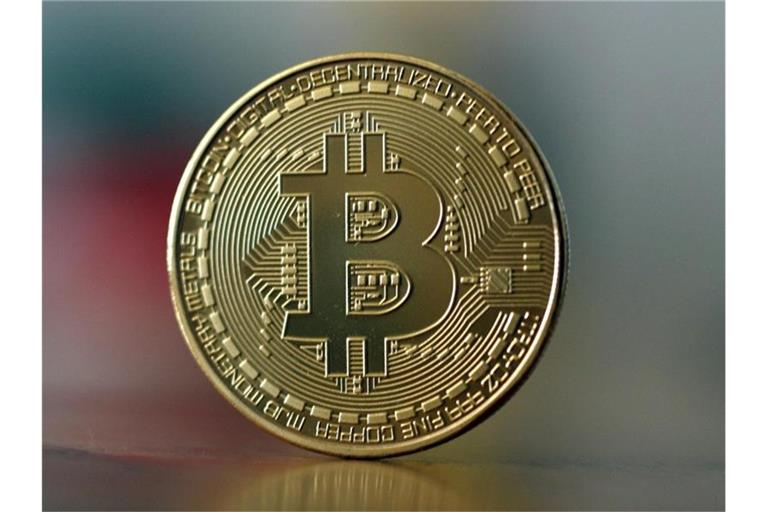 Ein Bitcoin kostet erstmals mehr als 21.000 Dollar. Foto: Ina Fassbender/dpa