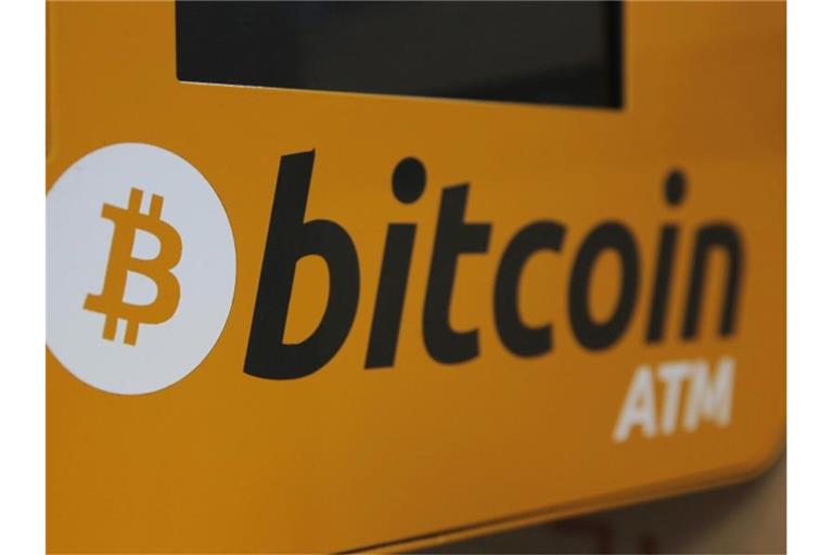 Ein Bitcoin-Logo ist auf einem Geldautomaten in Hongkong zu sehen. Foto: Kin Cheung/AP/dpa