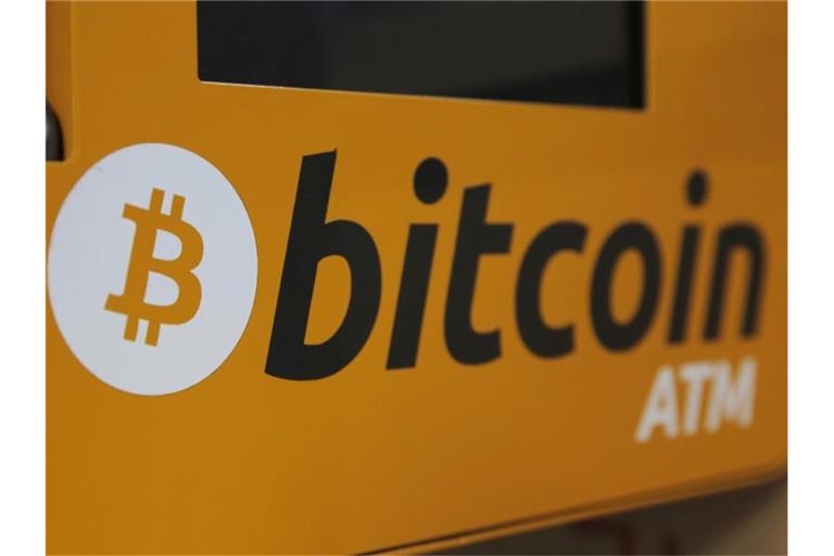 Ein Bitcoin-Logo ist auf einem Geldautomaten in Hongkong zu sehen. Foto: Kin Cheung/AP/dpa
