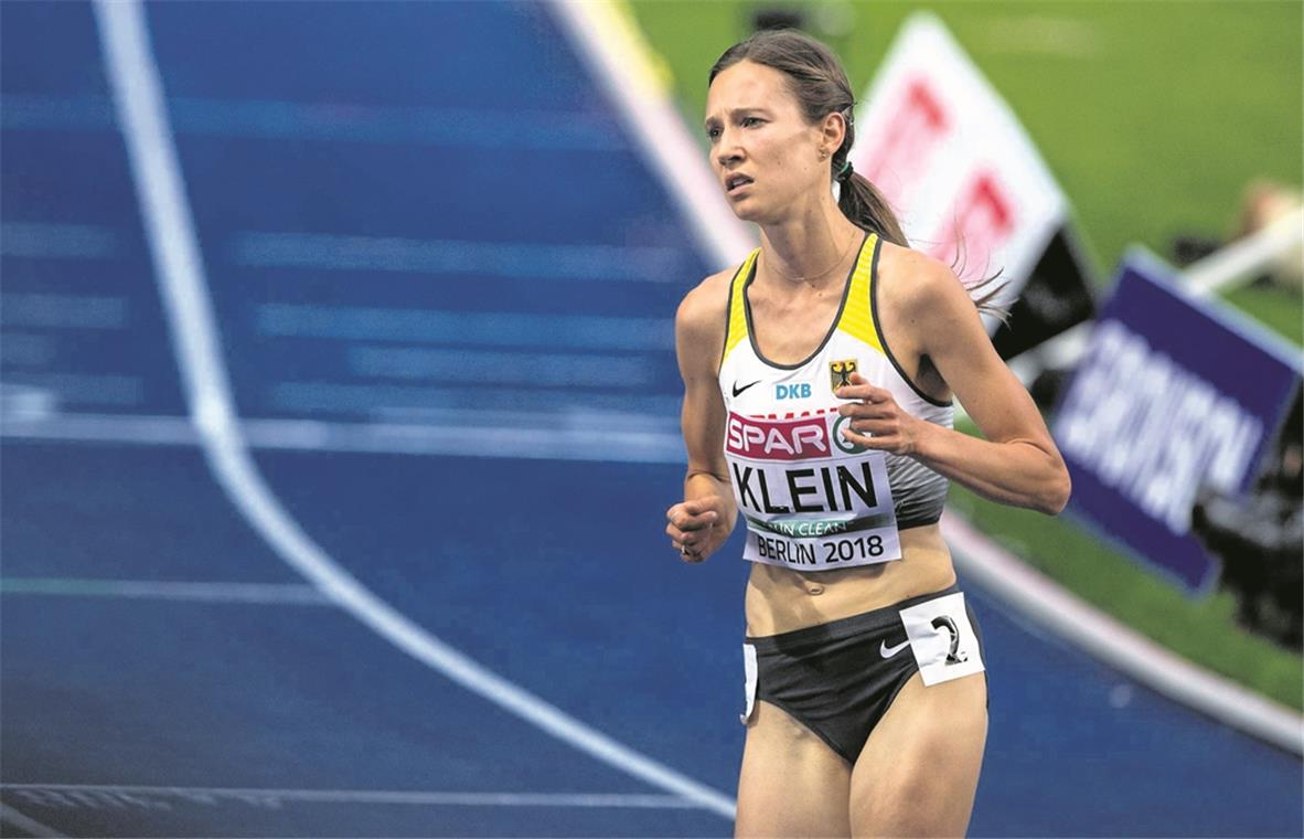 Ein bitterer Moment: Hanna Klein muss die Bahn in Berlin beim EM-Rennen über 5000 Meter schon nach 3400 Metern verlassen. Foto: Imago