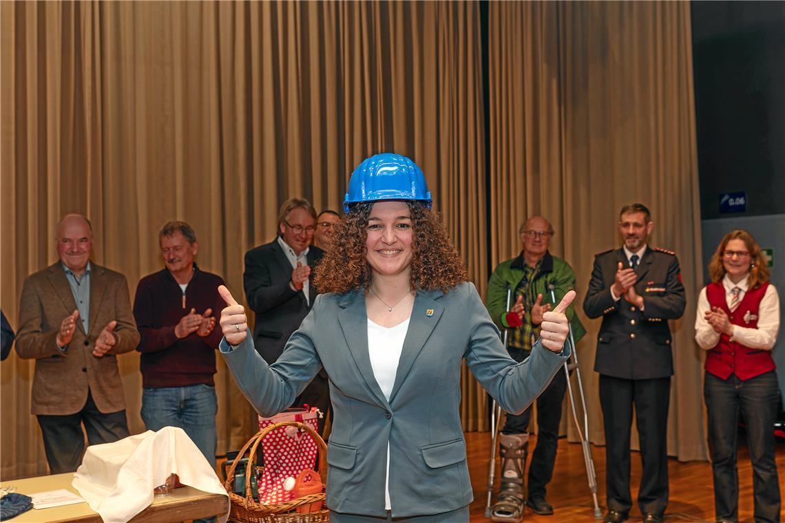 Sulzbachs neue Bürgermeisterin eingesetzt: Veronika Franco Olias bringt frischen Wind Ein blauer Bauhelm gehört zu den vielen Geschenken an Veronika Franco Olias.