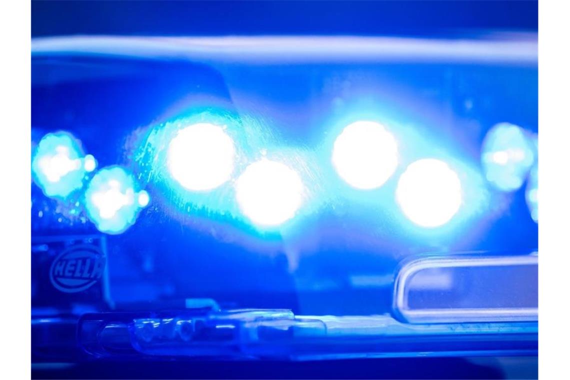 Ein Toter und sechs Verletzte nach Frontalzusammenstoß Ein Blaulicht an einer Polizeistreife. Foto: Lino Mirgeler/dpa/Symbolbild