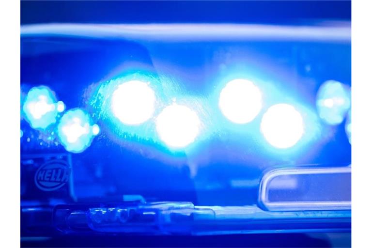 Ein Blaulicht an einer Polizeistreife. Foto: Lino Mirgeler/dpa/Symbolbild