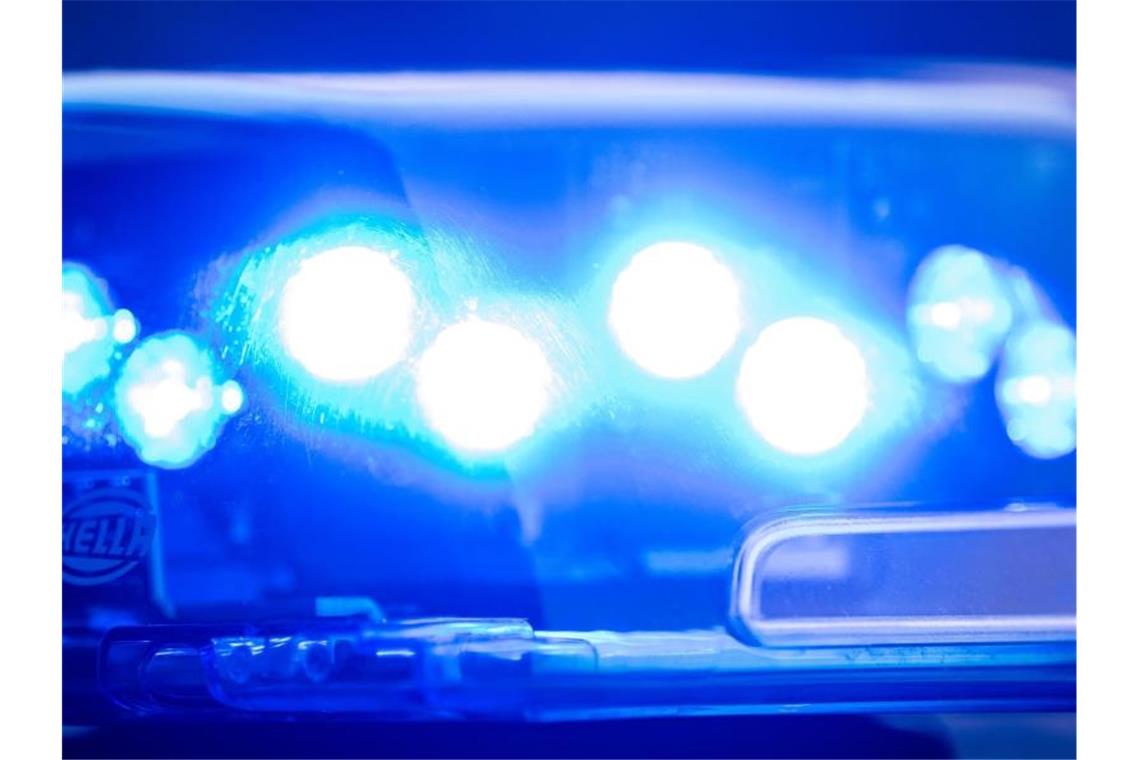 61-Jähriger wird in Heidelberg von Straßenbahn mitgeschleift Ein Blaulicht an einer Polizeistreife. Foto: Lino Mirgeler/dpa/Symbolbild