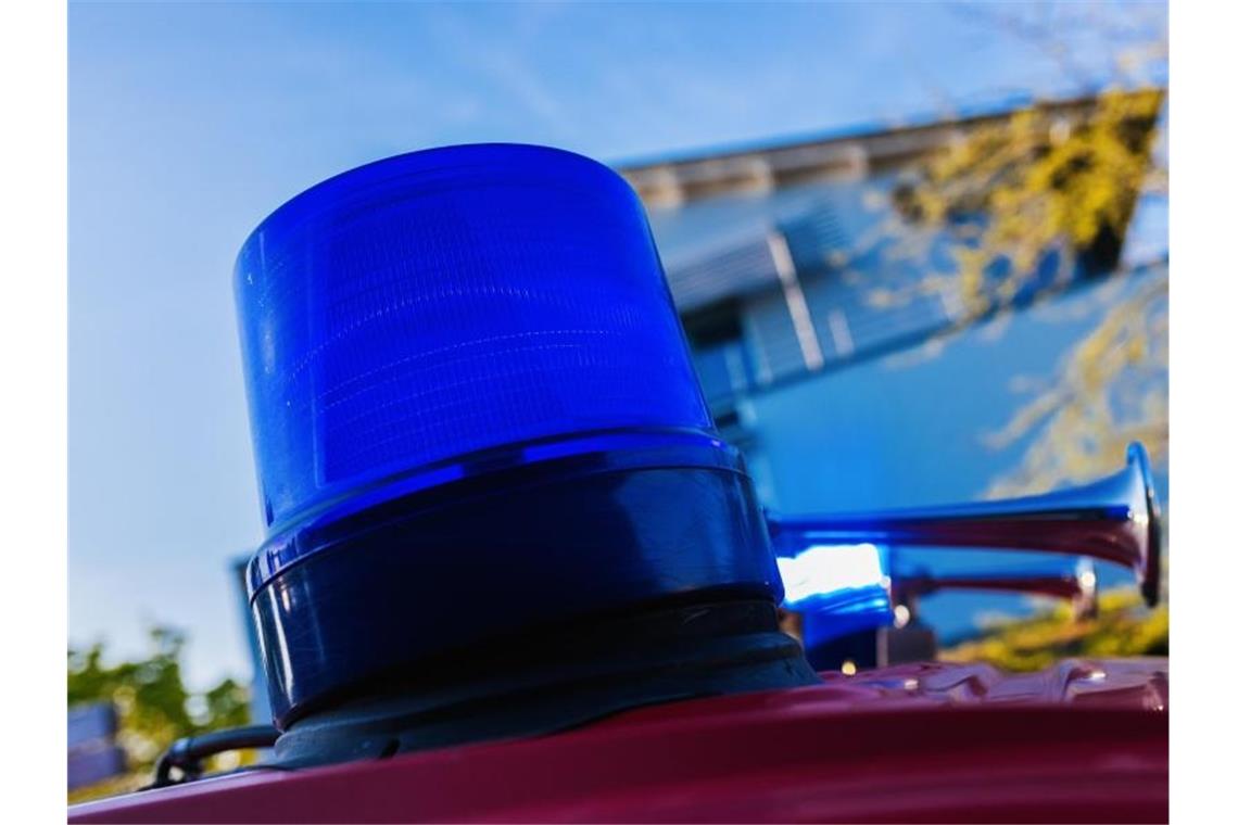 Freiburger Psychiatrie geräumt Ein Blaulicht auf dem Dach eines Einsatzfahrzeugs der Feuerwehr. Foto: Philipp von Ditfurth/dpa/Symbolbild