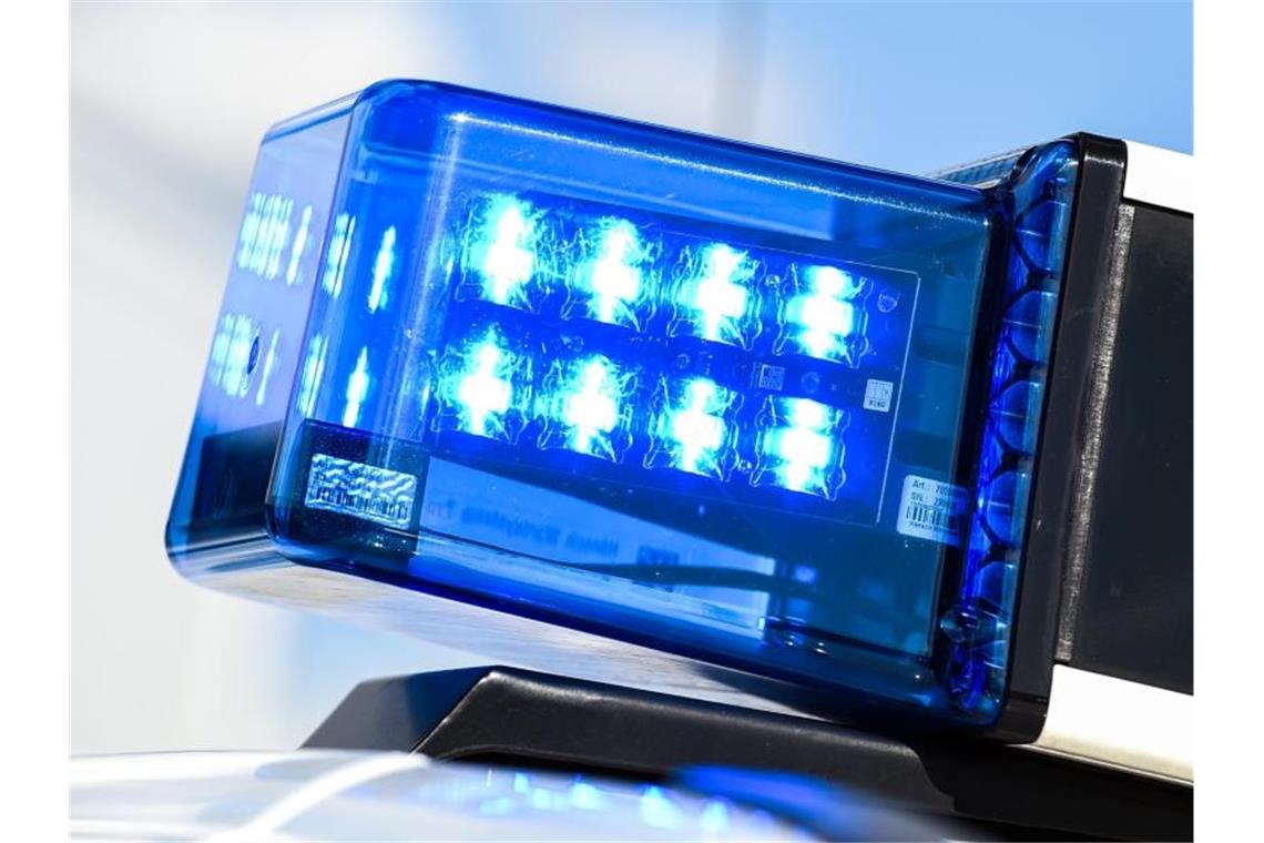 Polizei rettet Frau im Allgäu aus verschneitem Auto