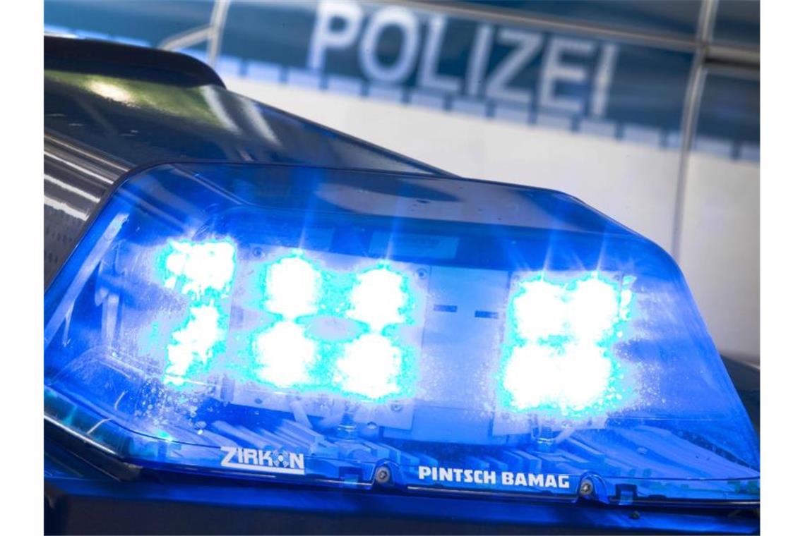 Drei Männer nach Schlägerei in Heidelberg im Krankenhaus Ein Blaulicht auf dem Dach eines Polizeifahrzeugs. Foto: Friso Gentsch/dpa/Symbolbild