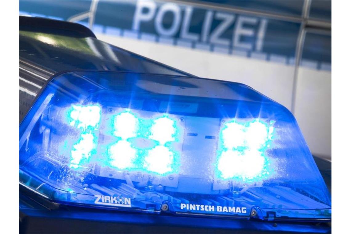 Ein Blaulicht auf dem Dach eines Polizeiwagens. Foto: Friso Gentsch/dpa/Symbolbil