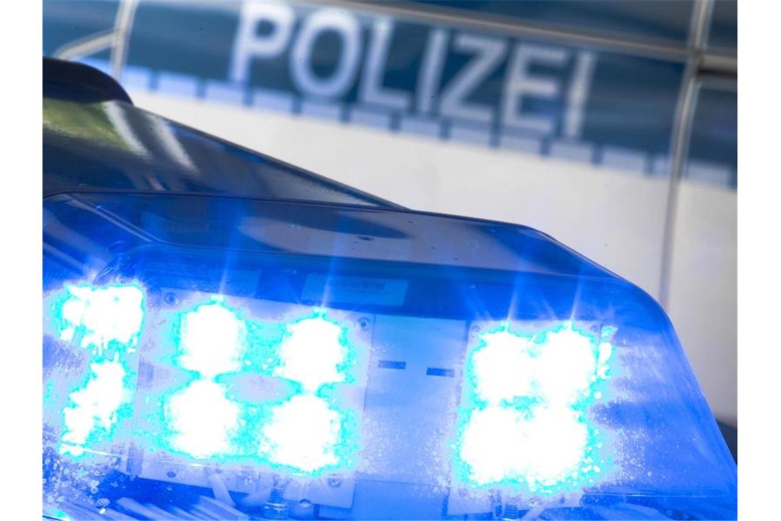 Mann wirft auf A98 Laptop aus dem Fenster und trifft Auto