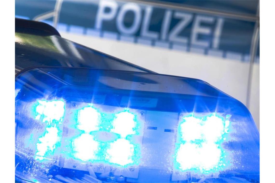 Vater rettet Kleinkind vor explodierendem Böller Ein Blaulicht auf dem Dach eines Polizeiwagens. Foto: Friso Gentsch/dpa