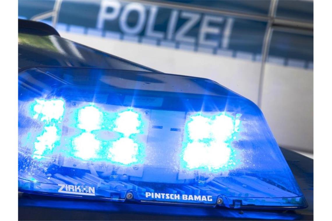 Ein Blaulicht auf dem Dach eines Polizeiwagens. Foto: Friso Gentsch/dpa/Symbolbild