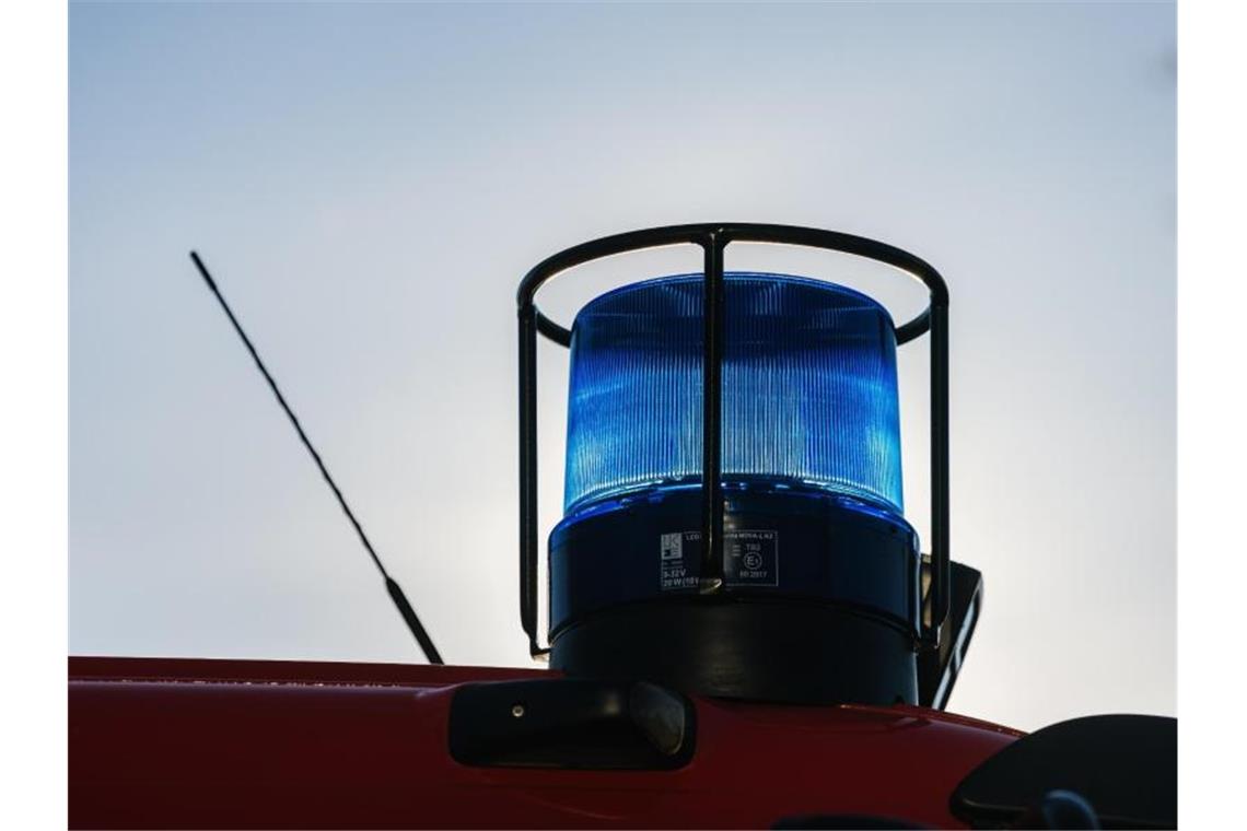 Ein Blaulicht auf dem Dach eines Einsatzfahrzeugs der Feuerwehr. Foto: Philipp von Ditfurth/dpa/Symbolbild