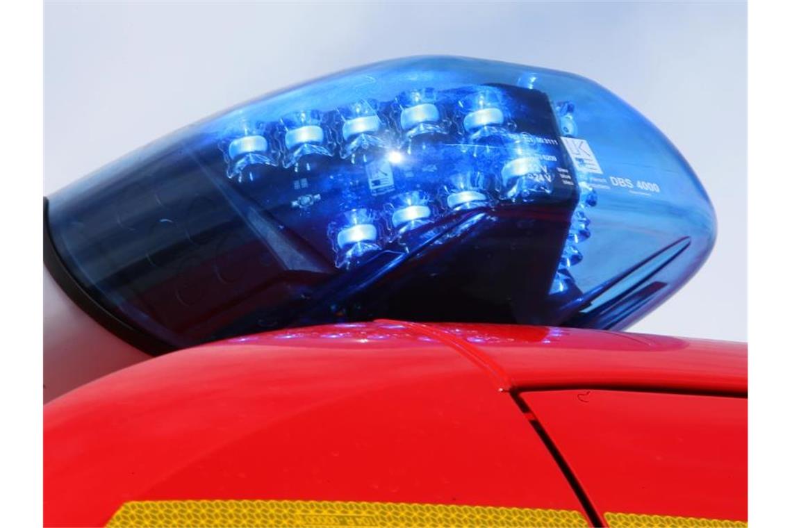 Ultraleichtflugzeug stürzt auf Wohnhaus in Wesel: Drei Tote Ein Blaulicht auf einem Feuerwehrfahrzeug. Foto: Stephan Jansen/dpa/Symbolbild