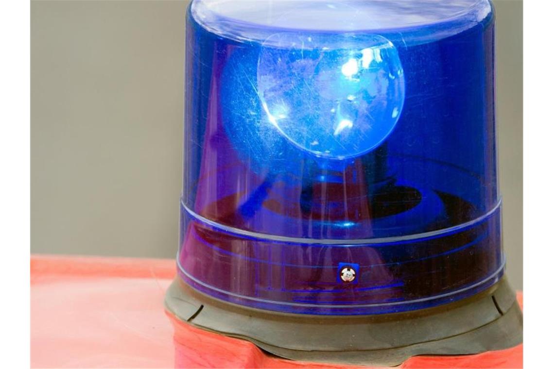 Ein Blaulicht auf einem Feuerwehrwagen. Foto: Patrick Pleul/Archivbild