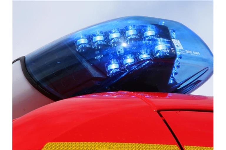 Ein Blaulicht der Feuerwehr. Foto: Stephan Jansen/dpa/Symbolbild