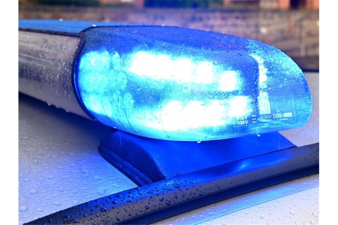 Ein Blaulicht der Polizei. Foto: Carsten Rehder/dpa