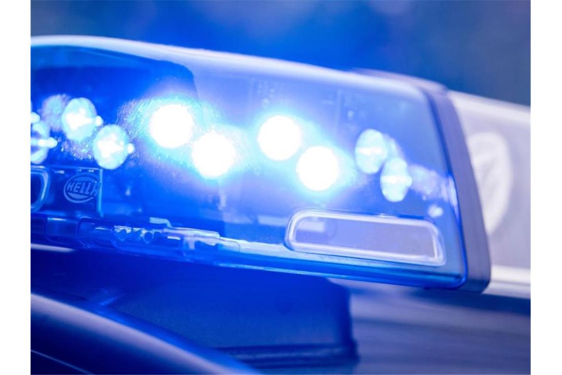 Streit über laute Sprachaufnahmen endet mit Messerangriff Ein Blaulicht der Polizei. Foto: Lino Mirgeler/dpa/Archivbild