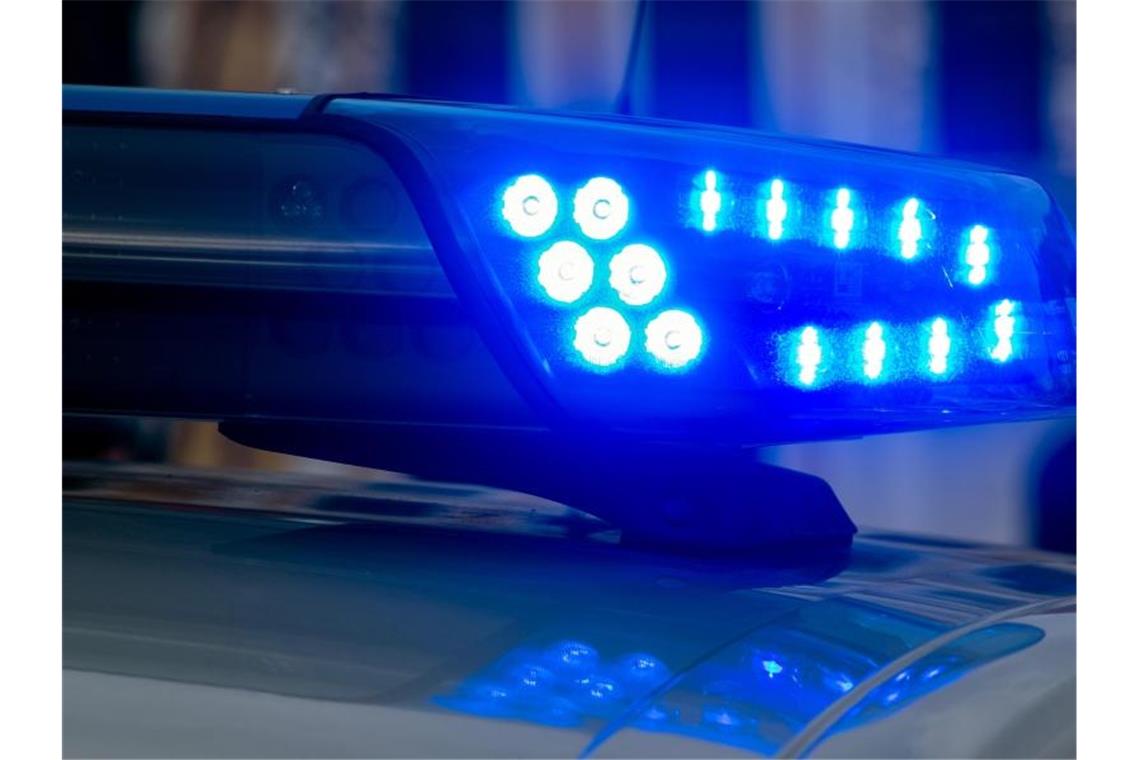 Kater mit Druckluftwaffe angeschossen Ein Blaulicht der Polizei leuchtet auf. Foto: Klaus-Dietmar Gabbert/dpa-Zentralbild/ZB/Archiv