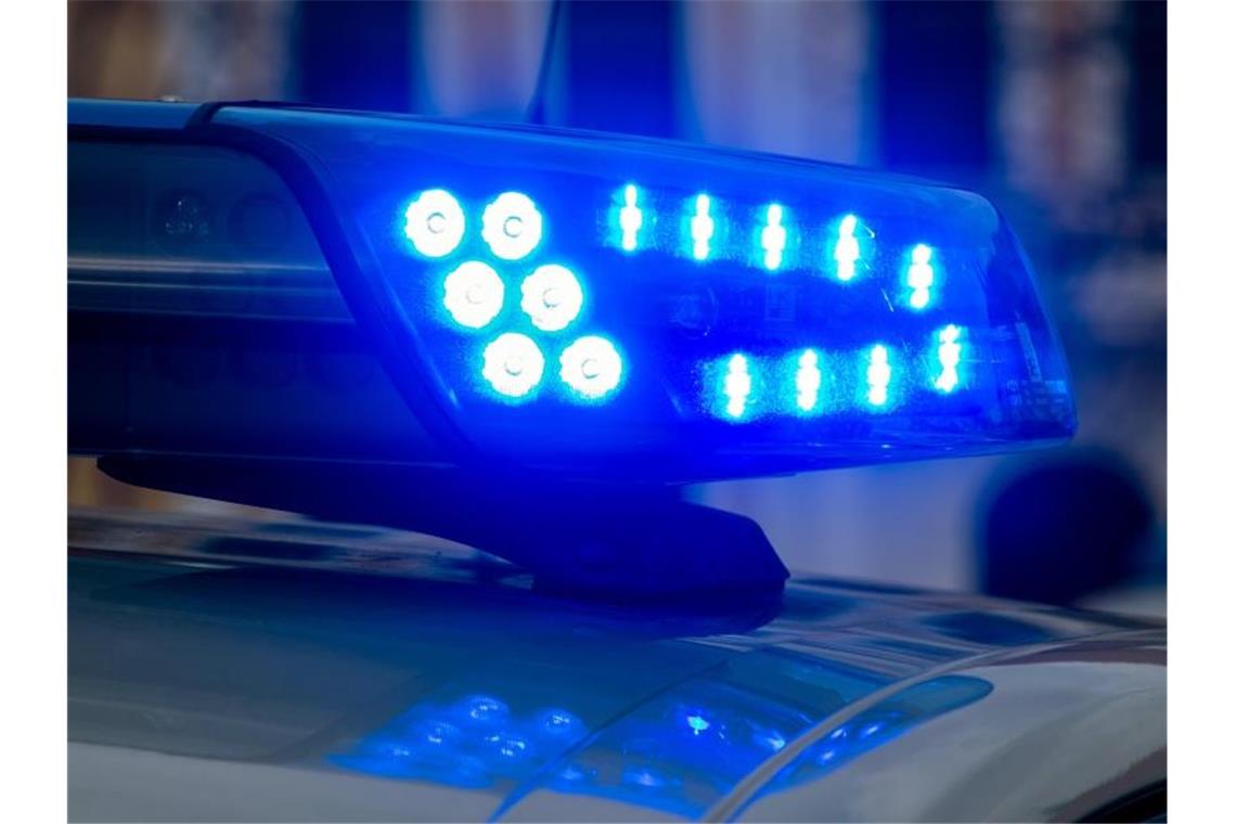 Transporter prallt gegen Brücke: Fahrer kommt ums Leben Ein Blaulicht der Polizei leuchtet auf. Foto: Klaus-Dietmar Gabbert/dpa-Zentralbild/ZB/Symbolbild