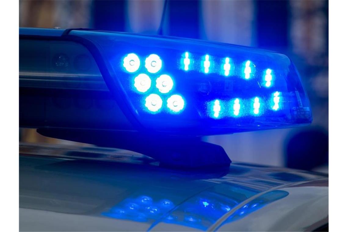 Wieder tausende Gegner der Corona-Maßnahmen auf der Straße Ein Blaulicht der Polizei leuchtet auf. Foto: Klaus-Dietmar Gabbert/dpa-Zentralbild/ZB/Symbolbild