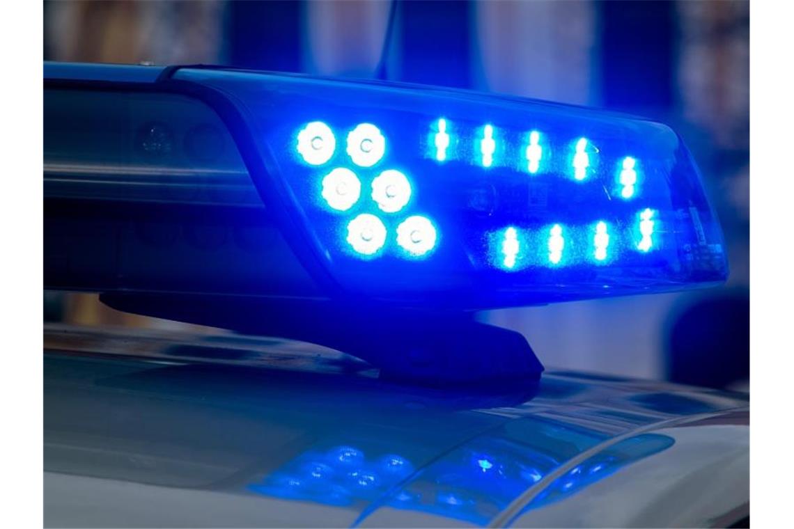 Einbrecher streichen Gartenhütte Ein Blaulicht der Polizei leuchtet auf. Foto: Klaus-Dietmar Gabbert/dpa-Zentralbild/ZB/Symbolbild