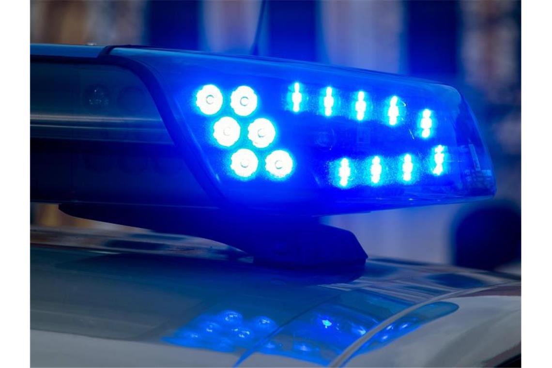 Diebe stehlen 60 Strohballen Ein Blaulicht der Polizei leuchtet auf. Foto: Klaus-Dietmar Gabbert/dpa-Zentralbild/ZB/Symbolbild
