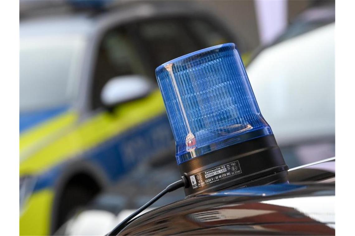 Ein Blaulicht ist auf dem Dach eines Einsatzfahrzeuges der Polizei zu sehen. Foto: Hendrik Schmidt/dpa-Zentralbild/dpa/Archivbild