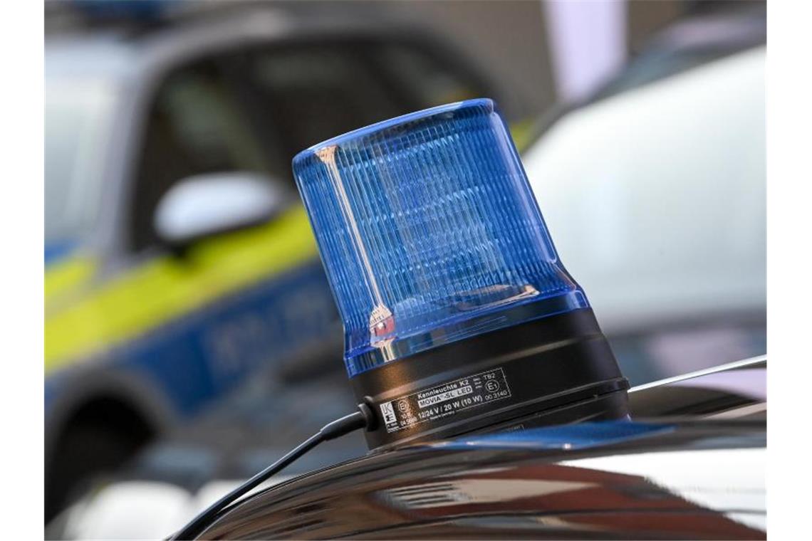 Polizei löst Feier mit Hunderten Gästen in Oberschwaben auf Ein Blaulicht ist auf dem Dach eines Einsatzfahrzeuges der Polizei zu sehen. Foto: Hendrik Schmidt/dpa-Zentralbild/dpa/Symbolbild