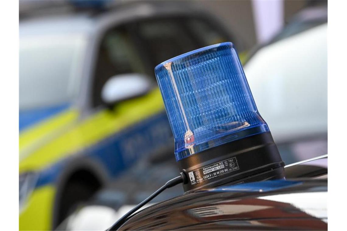 Als Frau verkleidet: Mann zündet Auto von Ex-Freundin an Ein Blaulicht ist auf dem Dach eines Einsatzfahrzeuges der Polizei zu sehen. Foto: Hendrik Schmidt/dpa-Zentralbild/dpa/Symbolbild