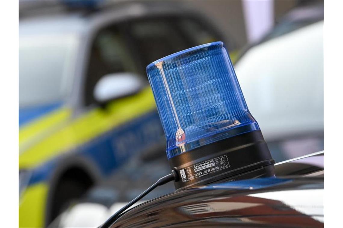 Nach Schlag gegen Drogenring: Polizei ermittelt mehr Dealer Ein Blaulicht ist auf dem Dach eines Einsatzfahrzeuges der Polizei zu sehen. Foto: Hendrik Schmidt/dpa-Zentralbild/dpa/Symbolbild
