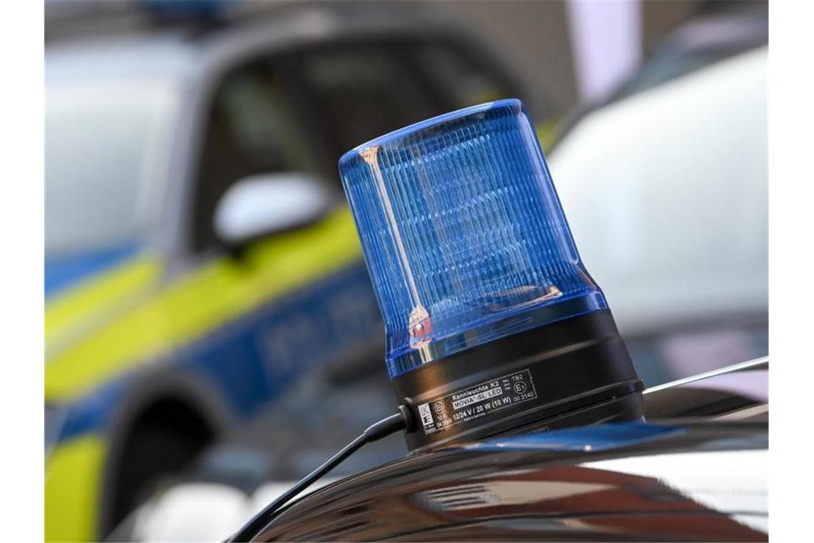 Drei Männer in Stuttgart durch Tritte und Schläge verletzt Ein Blaulicht ist auf dem Dach eines Streifenwagens zu sehen. Foto: Hendrik Schmidt/dpa-Zentralbild/dpa/Symbolbild