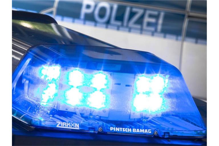 Ein Blaulicht leuchtet am auf dem Dach eines Polizeiwagens. Foto: Friso Gentsch/dpa/Symbol