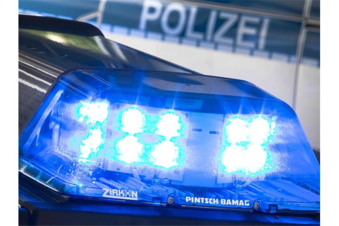 Ein Blaulicht leuchtet am auf dem Dach eines Polizeiwagens. Foto: Friso Gentsch/dpa