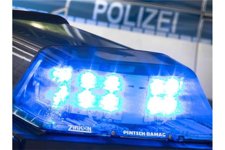 Ein Blaulicht leuchtet am auf dem Dach eines Polizeiwagens. Foto: Friso Gentsch/dpa